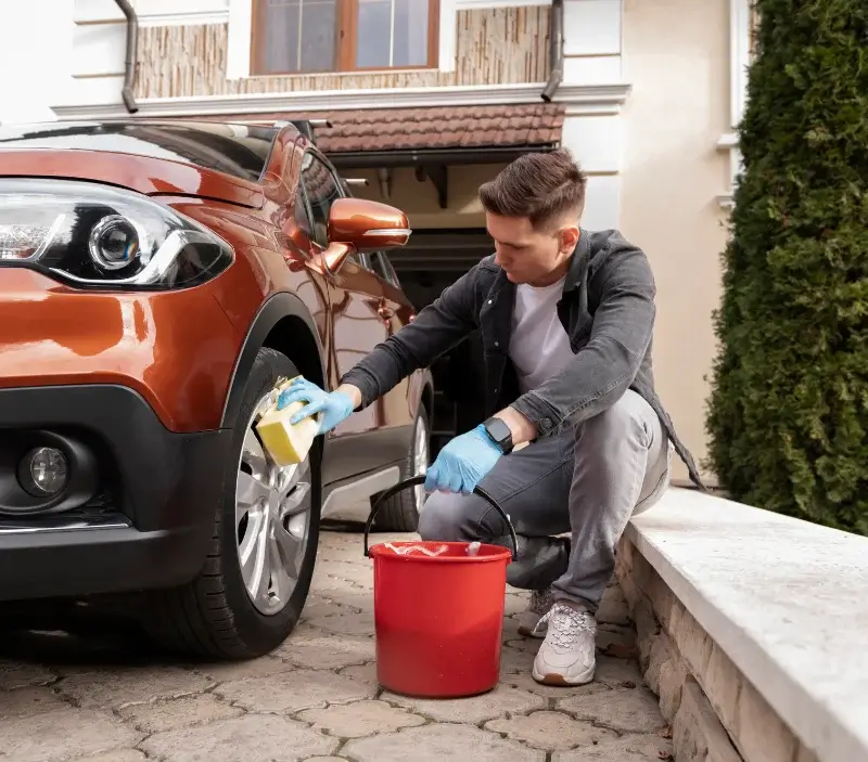 Lavage auto à domicile Saint-Aubin-sur-Quillebeuf : professionnel intervenant sur un véhicule